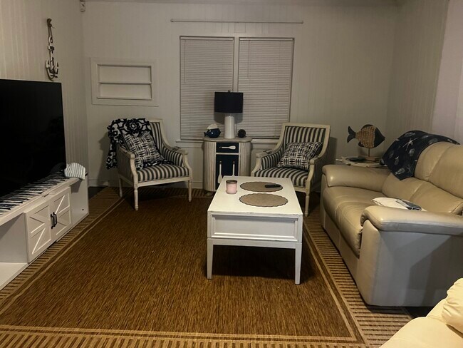 Building Photo - 1702 2nd Ave E