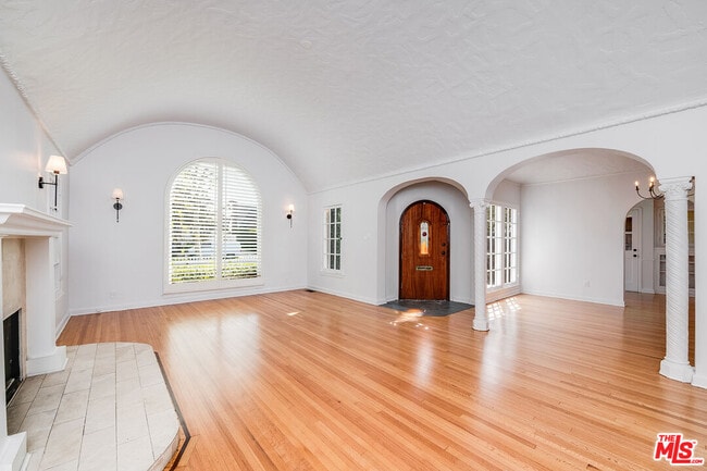 Building Photo - 1217 S Genesee Ave