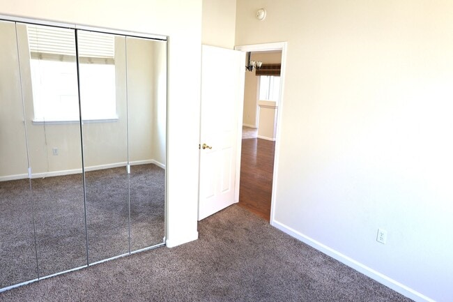 Building Photo - CUTE, CUTE, CUTE 3 BDRM TOWNHOME WITH GAS FIREPLACE!