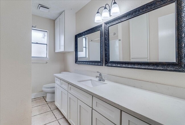 Building Photo - 985 Crossbill St