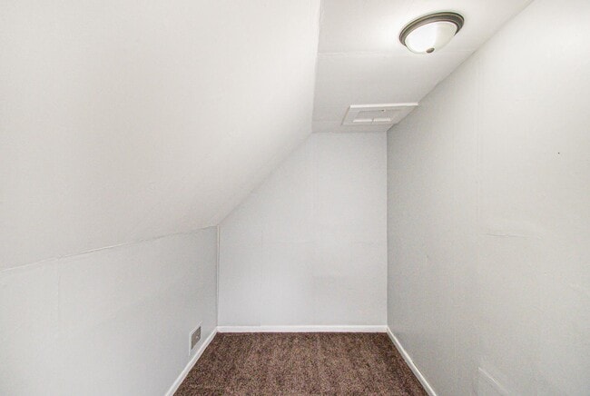 Building Photo - 902 W Lapeer St