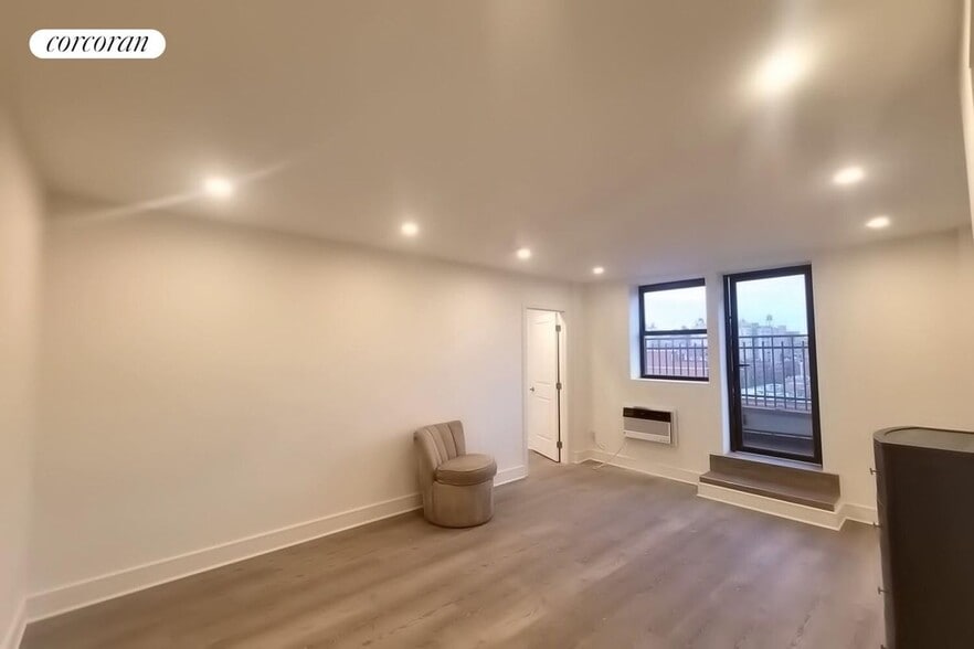 Building Photo - 45 W 81st St