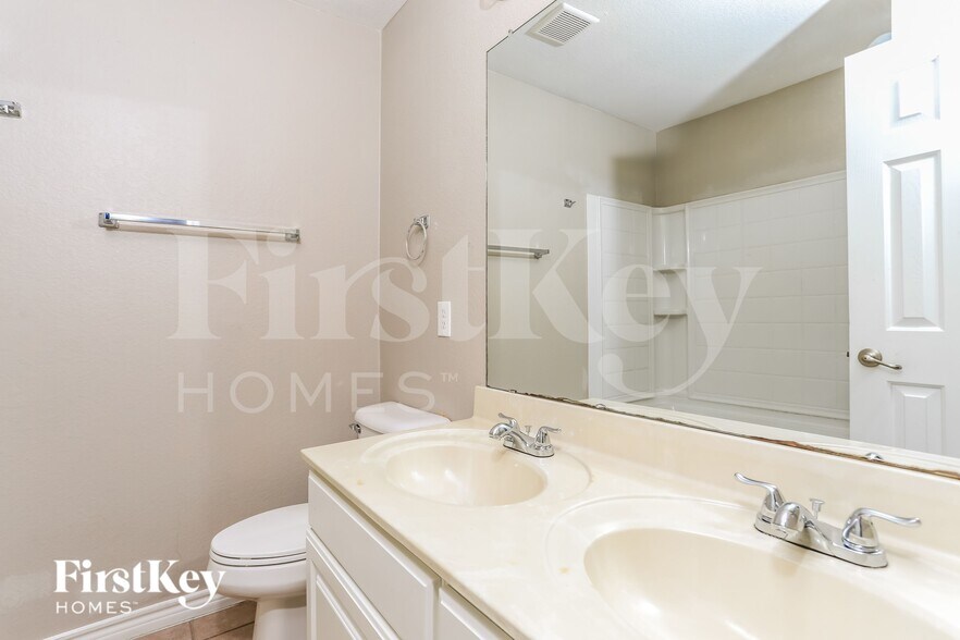 Building Photo - 1746 Summerwood Ln