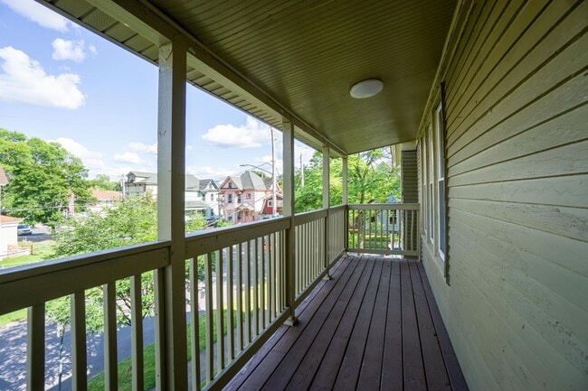 Building Photo - Beautiful Upper Flat With Private Side Por...