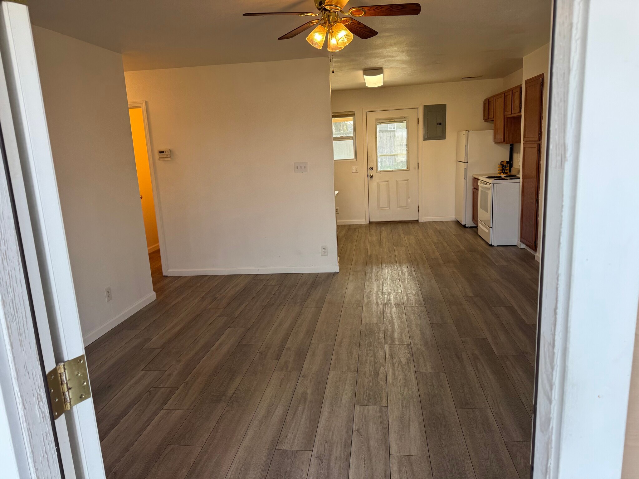 Building Photo - 1704 E 5th St