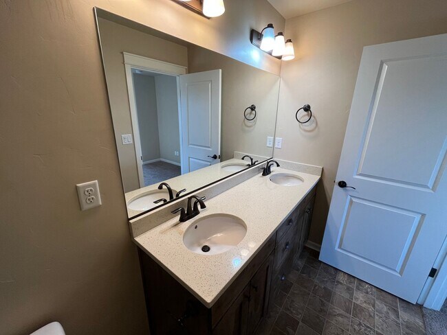 Building Photo - 3 Bed/2.5 Bath Single Family Home in NE Bend - McCall Landing