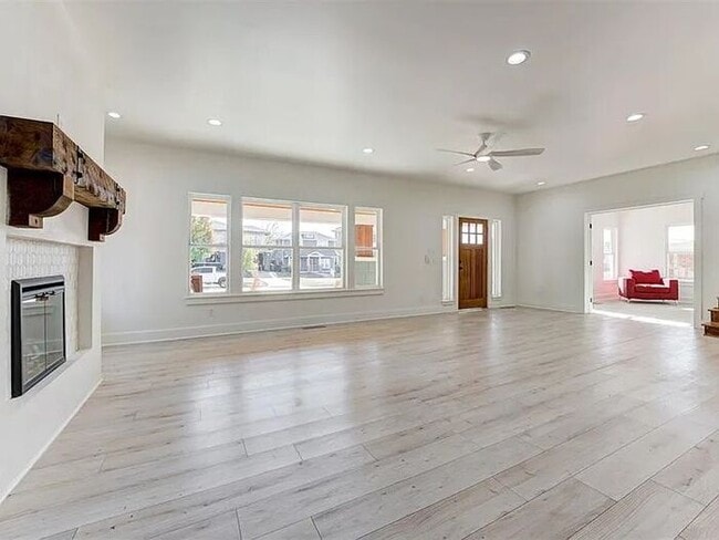 Building Photo - 213 NE 14th St