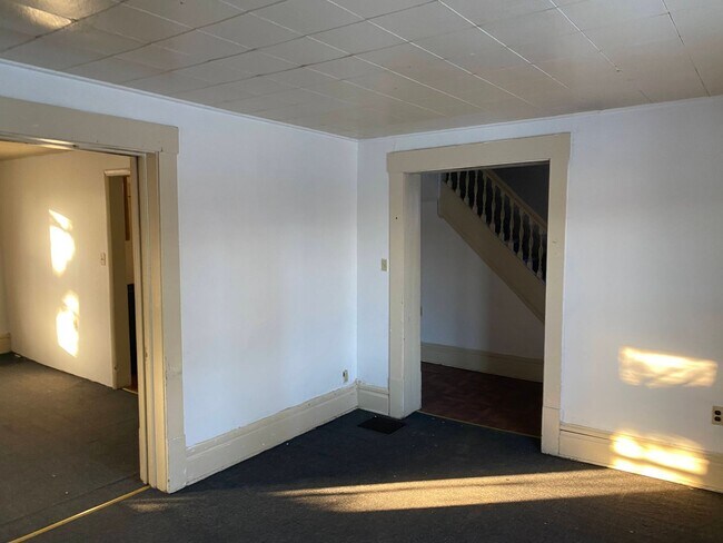 Building Photo - Spacious 3-Bedroom Home for Lease in Akron