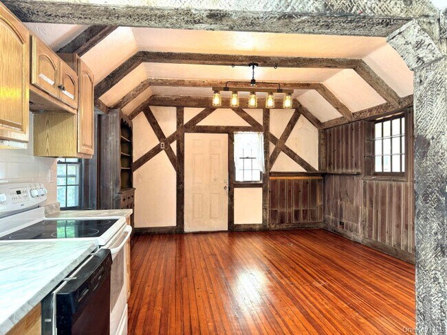 Building Photo - 560 Taxter Rd
