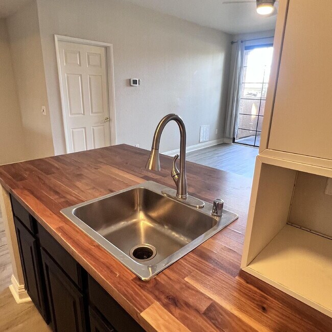 Building Photo - 2 Bed, 2 Bath condo, ground floor unit