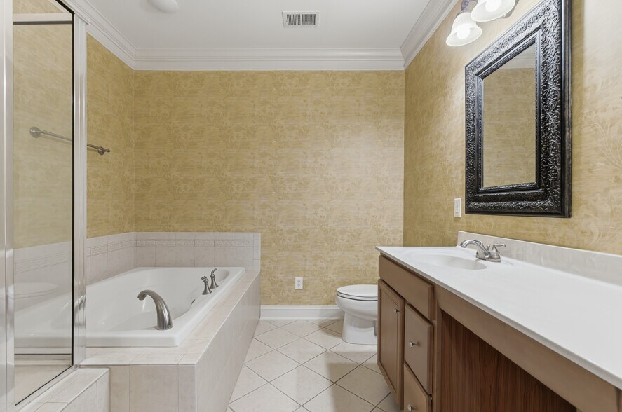 Building Photo - 10421 Rosegate Ct