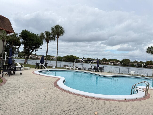 Building Photo - 671 NE 195th St