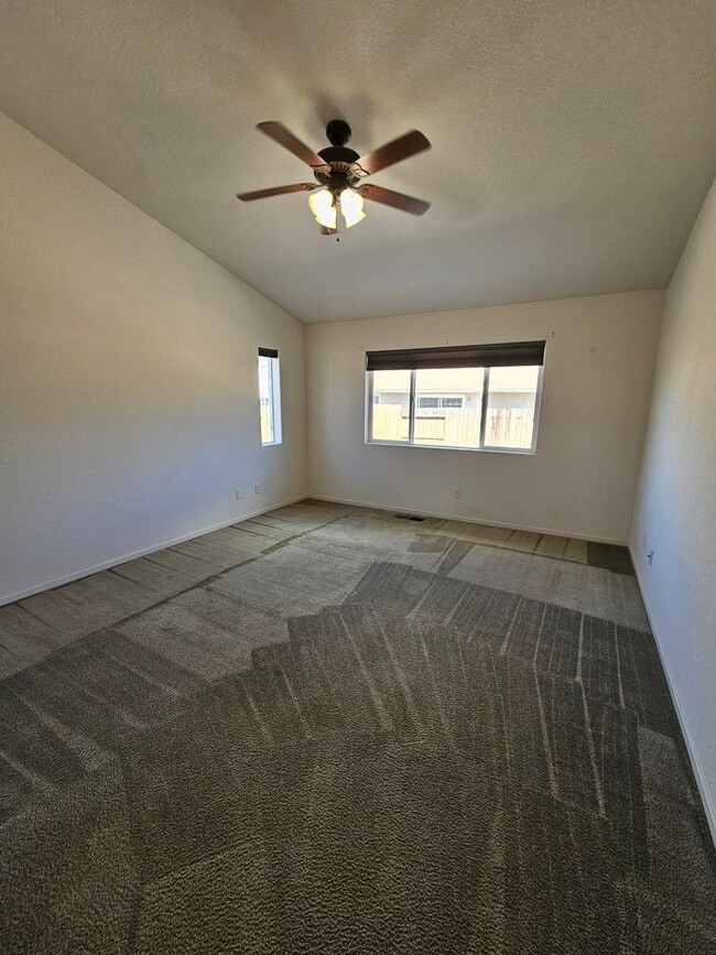 Building Photo - Wonderful 4-bedroom, 2-bathroom home in Fe...