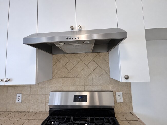 Building Photo - 7230-32 TUJUNGA AVE,