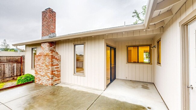 Building Photo - Bright and Beautiful 4 bedroom 2.5 Bath with large enclosed back yard and close proximity to Mari...