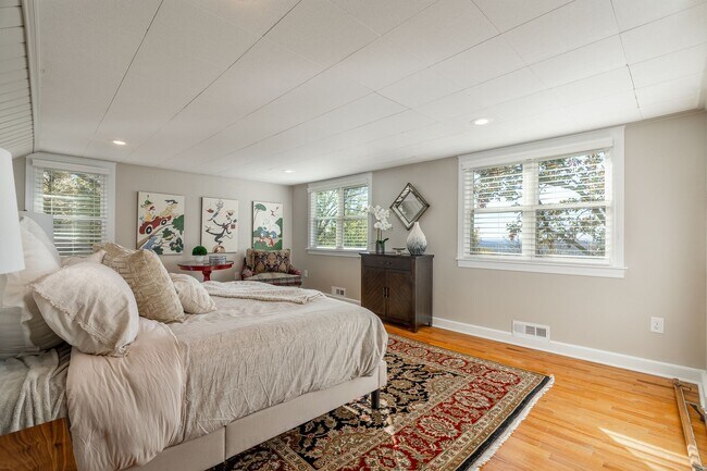 Building Photo - WHAT A VIEW!!! FULLY FURNISHED 5 BEDROOM & 4 BATH ON TOP OF MOUNT SEQUOYAH!!!