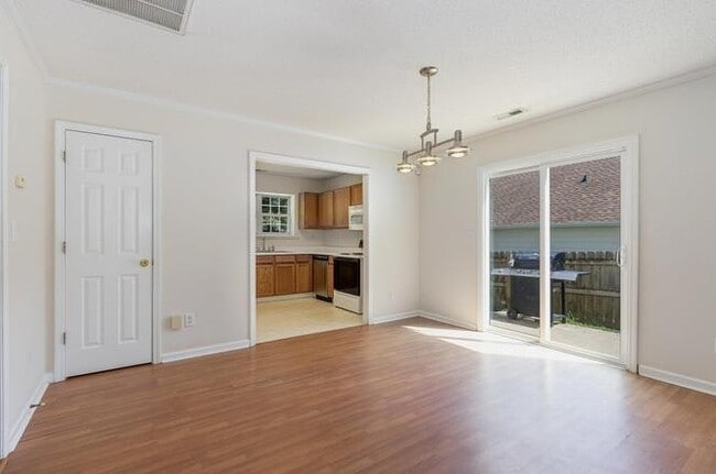 Building Photo - 3819 Northlake Dr