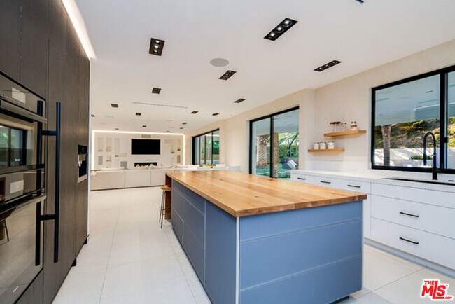 Building Photo - 25879 Chalmers Pl