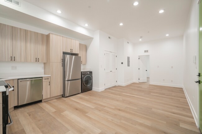 Building Photo - 4432 Lancaster Ave