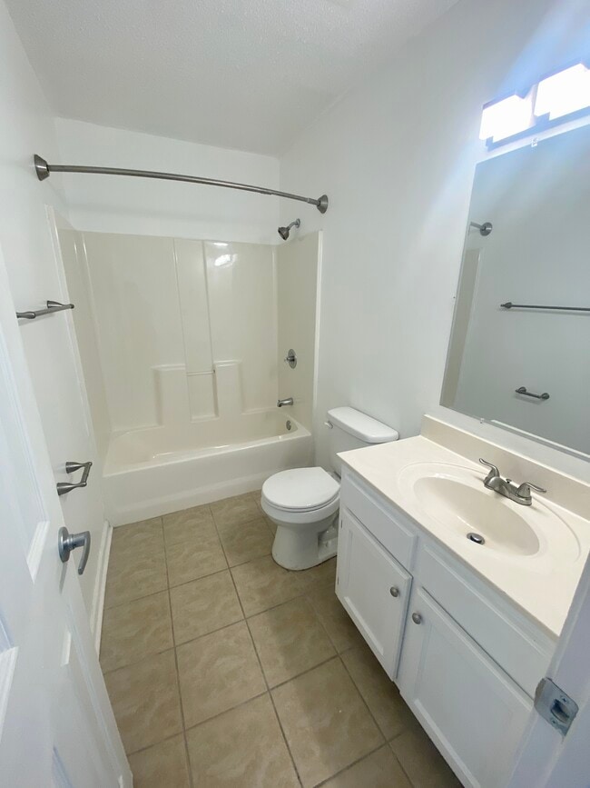 Building Photo - 2560 Nicholson Dr