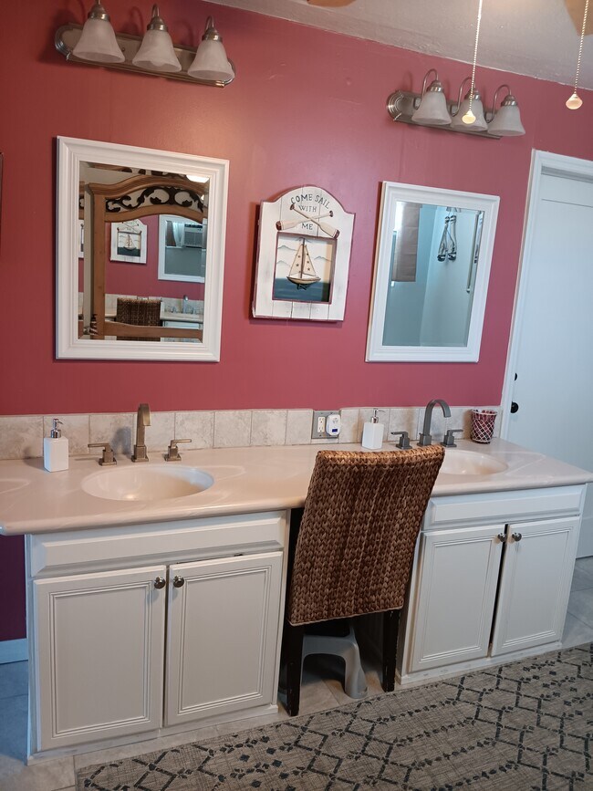 Double vanity sinks with seating - 12890 Spencer St