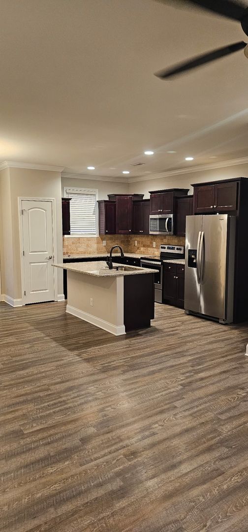 Building Photo - 3 Bedroom w/ Garage