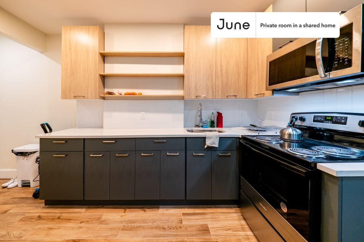 Building Photo - Room in Shared 3 bed/2 bath home