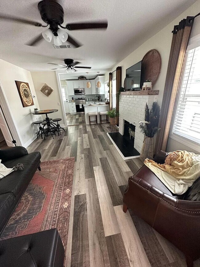 Building Photo - 939 Lakeview Rd