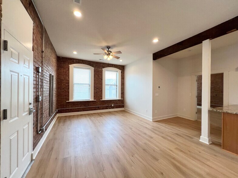 Building Photo - 517 Gillis St