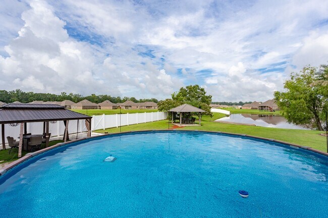 Building Photo - 3 Bedroom House in Addis with Pool, Gazebo...