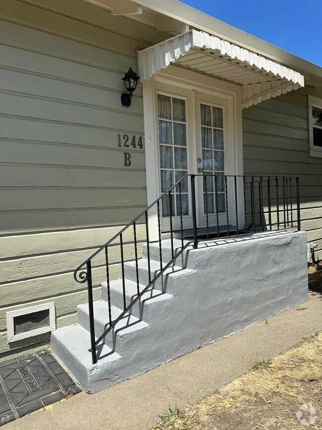 Building Photo - Adorable 1 bedroom 1 bath close to Downtow...