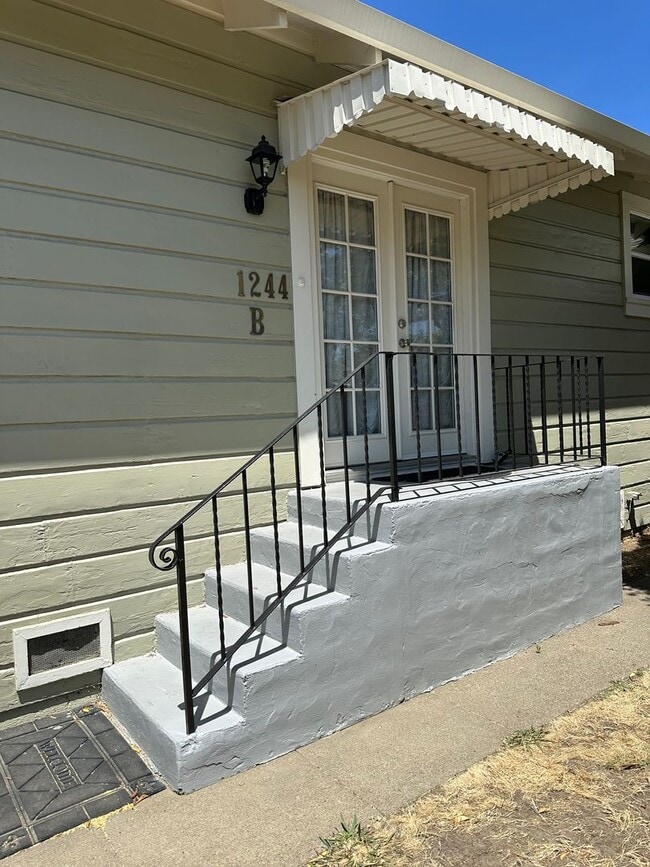 Building Photo - Adorable 1 bedroom 1 bath close to Downtow...