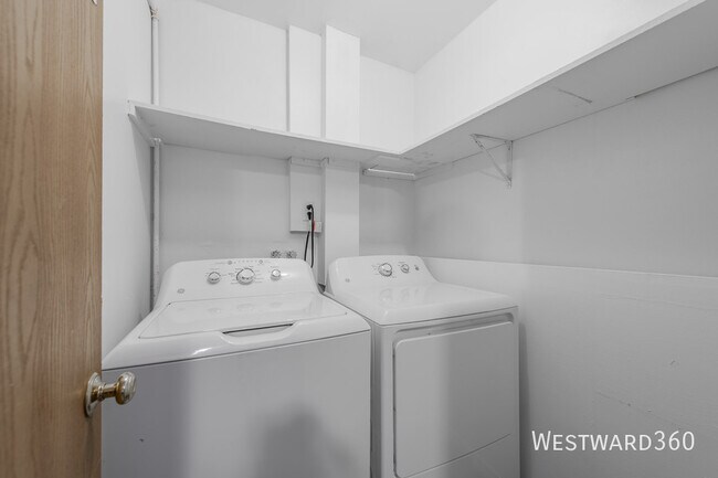 Building Photo - 915 Spiros Ct