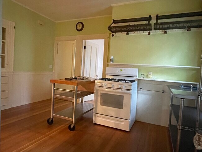 Building Photo - 20 Central St