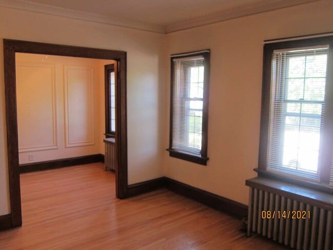 Building Photo - Available June 2026 Gorgeous Studio Beautiful Remodeled Apartment
