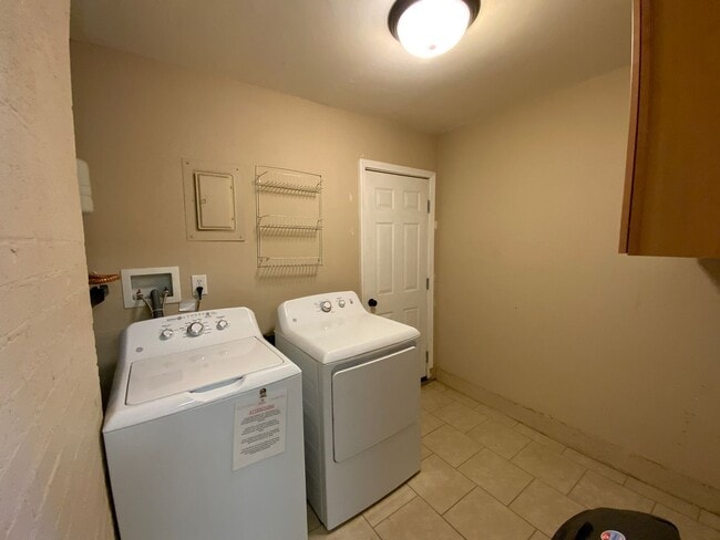 Building Photo - 3 Bedroom Single Story Home Available Near...