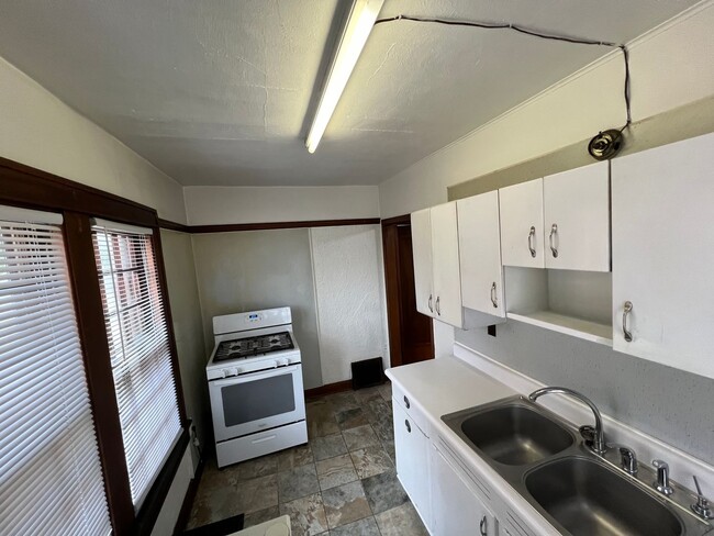 Building Photo - 1 Bedroom South of Downtown; Avail August ...