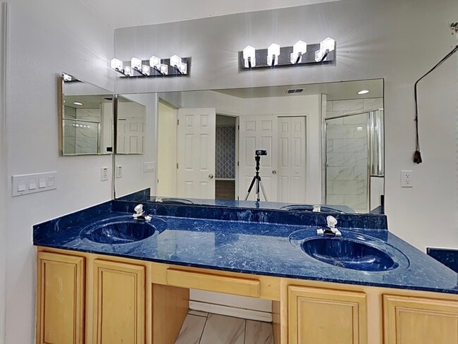 Building Photo - 728 Hardwood Cir