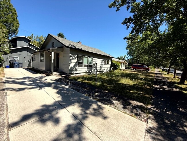 Building Photo - 3 Bedroom Duplex Close to U of O Campus