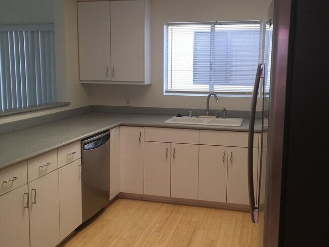 Building Photo - 223 Market St