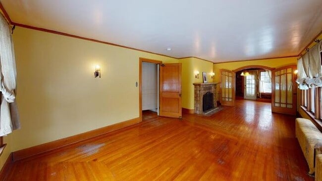 Building Photo - 206 W Custer Park St