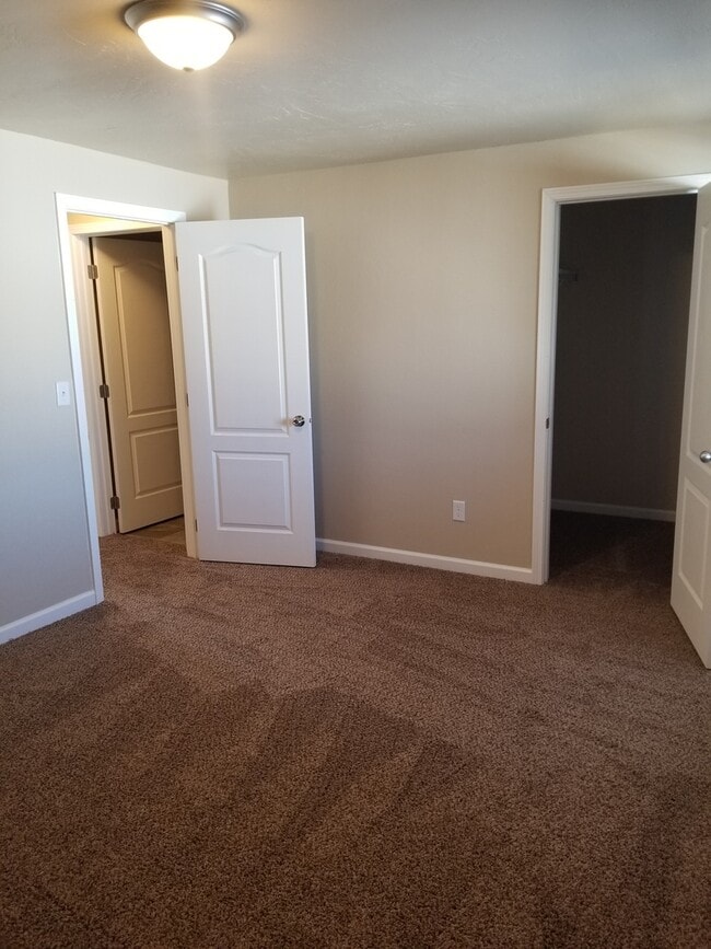 Building Photo - Surprisingly Spacious and Beautifully Upda...