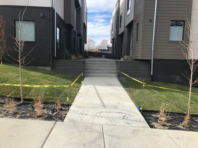 Building Photo - 6982 S Brookhill Dr
