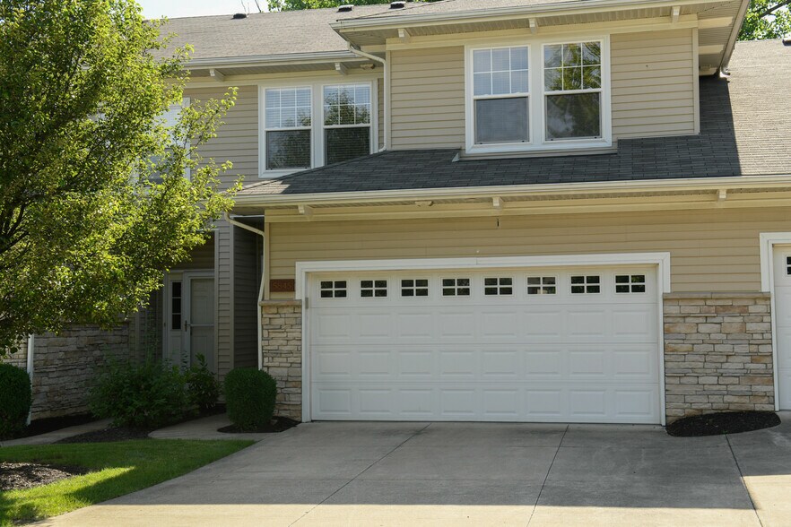Building Photo - 5845 Crescent Ridge Dr