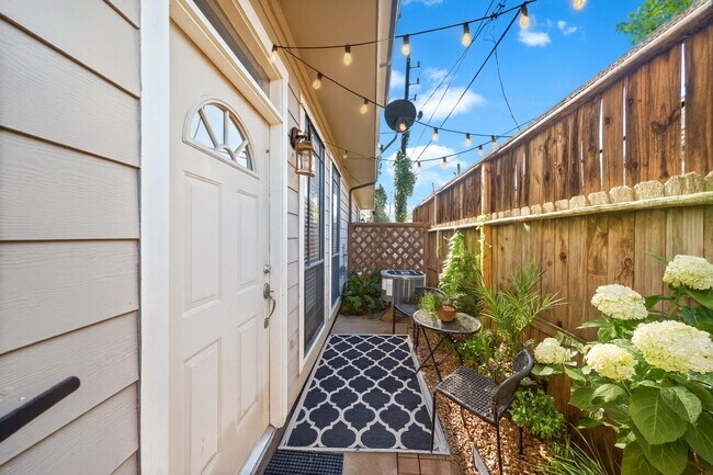 Building Photo - 2406 Calumet St