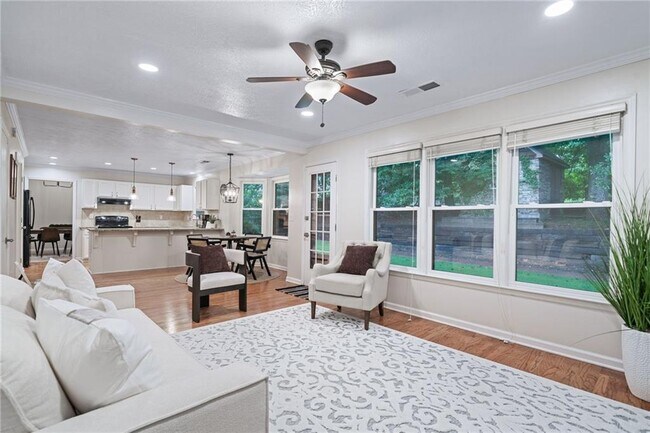 Building Photo - 10965 Pinehigh Dr