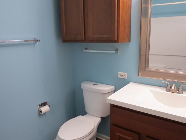 Building Photo - 1227 N Village Dr