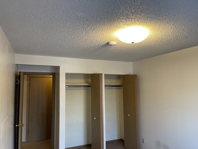 Building Photo - 402 S Gilbert St