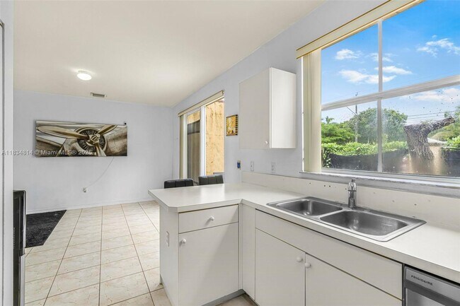 Building Photo - 755 E Mowry Ct