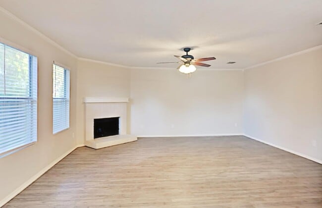 Building Photo - AVAILABLE NOW